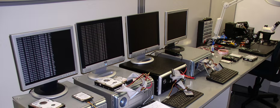 Laboratório técnico da HD Engenharia com monitores e equipamentos de recuperação